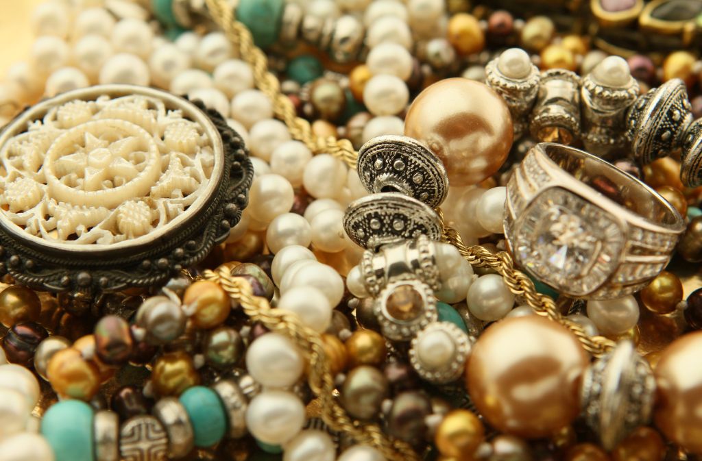 Mixing Vintage Jewelry with Contemporary Style